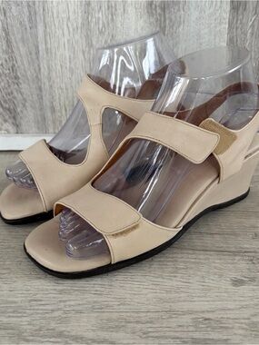 Clarks Wedge Heel Sandal Womens 5.5 Beige Spring Beach Wedding Leather Comfort